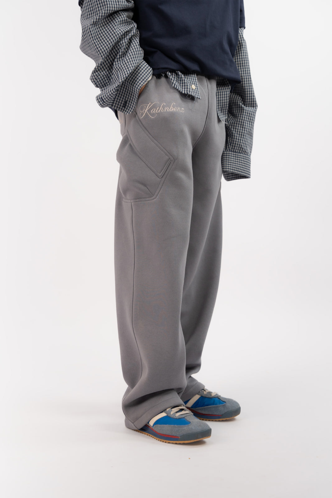 Kathnbenz streetwear pants grey men side view dust grey silhouette