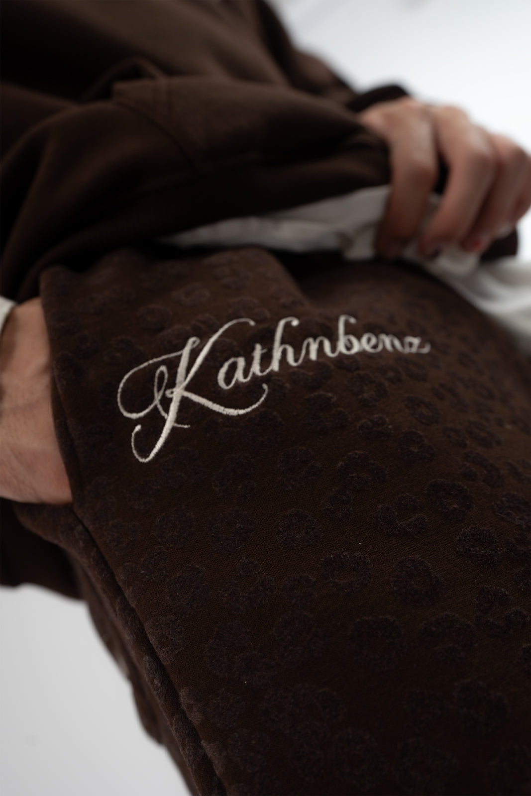 Kathnbenz streetwear pants brown men Dust Reign back view relaxed